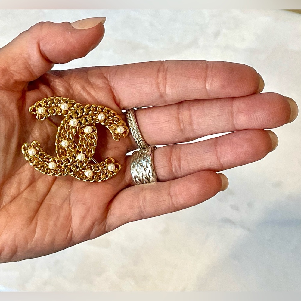 CHANEL chain link and faux pearl brooch, signed, never worn,  box&case, like new - Picture 6 of 14